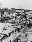 Gjutningsarbeten vid Diös-bygget i kvarteret Blocket i Sandviken, oktober 1953. Vid gjutningsarbetet användes bl.a. 