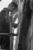 Ekensbergs varv 1970; svetsare i arbete i en av dockorna