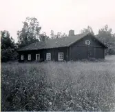 Arbetarbostad från Alunbruket i Kavlås. Dessa hus revs och flyttades till Falköping. Ett av dem uppfördes i Planteringsförbundets Park bakom museet. Det kallas nu för Kavlåsstugan.