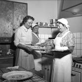 Fru Thorhagen bakar kakor.
15 oktober 1955.