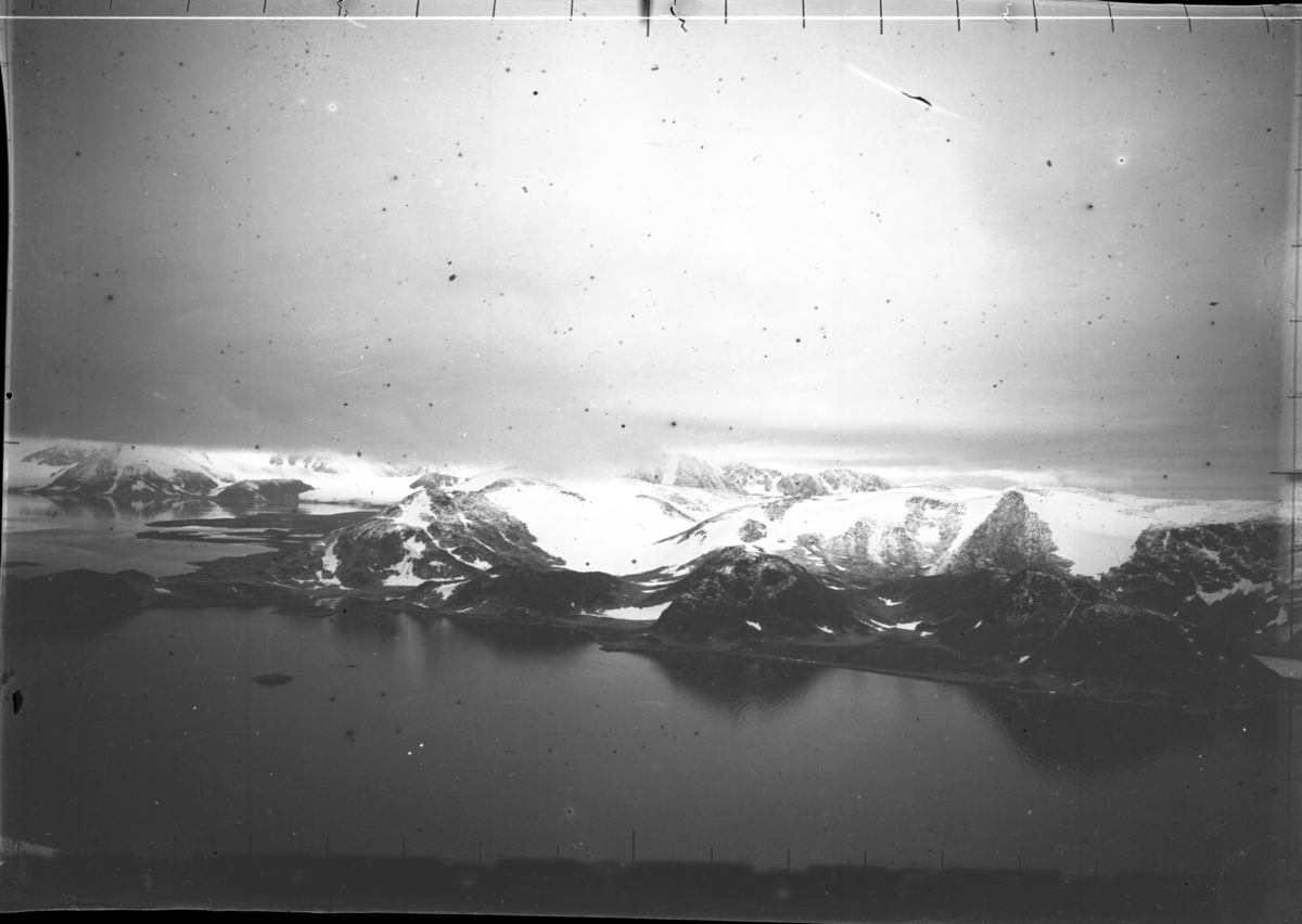 Nils Strindberg, “From the Black Stone during the Exodus to Amsterdam Island with the helmsman Schröder.” Nitrate negative To the left of the center of the picture are visible the balloon house and the ship Virgo.