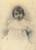 Fru Tyra Jeansson, född Bruun som barn. Gift med Ragnar L. Jeansson. Bilden bör vara från 1882-1885 då Tyra Bruun var född 1879.