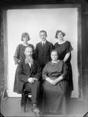 Gustav Adolf Jansson och Rut Cecilia Olsson med barnen Lisa, Erik och Hildur, Östhammar, Uppland