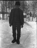 Man promenerande i snön.