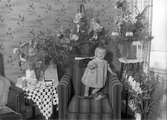 Barn, Svea, hos fru Eklund, 50 år, Esplanaden, Gävle. Foto i september 1942.
