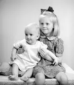 Lena Abrahamsson, f den 2 oktober 1946, och storasyster Siv Margareta Abrahamsson, f den 3 augusti 1942, Sikvik, Bomhus. Föräldrar: Sven Abrahamsson, f den 5 november 1909, och Rut Abrahamsson, f Wikström den 19 februari 1914. Foto i juni 1947.
