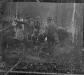 En grupp män, ute på jakt.