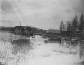 Byggnader vid en sjö.