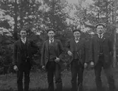 Unga män, uppställda för gruppfoto.