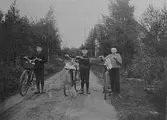 Tre pojkar, med varsin cykel.