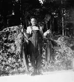 Malte Fahlström med sin gäddfångst. Fiskat i vattnen kring fågelsjö.