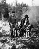 Två män, ute på jakt.