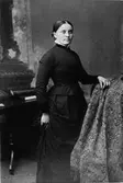 En kvinna, uppställd för fotografering. ( Ett äldre fotografi).