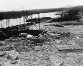 Väg, ner mot en älv.