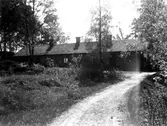 Källarsalen, Målareverkstaden, foto den 21 maj 1947. Användes till ungkarlsbostad och källare, senare inrymdes här även en målarverk-stad för målarmästare Gradén. Byggnaden låg mellan Knoppet och Hotellet (Storgatan 6), parallellt med hotellets garage. Byggnaden revs på 1970-talet.