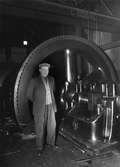 Karl Hedberg, arbetare i huvudkraftcentralen, fotograferad där den 14 december 1953.