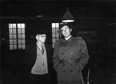 Karl Jonsson till vänster, arbetare i rörverksmagasinet, avtackas av överingenjör Rolf Lindberg, den 17 oktober 1953.