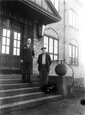 Maskinmästare Hellström till höger och ingenjör Arnold Andersson på laboratoriets trappa. Foto i oktober 1950 (kortet bakvänt).
