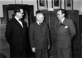 Vaktmästare Axel Johansson i mitten, överingenjör Rolf Lindberg till höger och kamrer Erik Sundelin till vänster på brukskontoret.