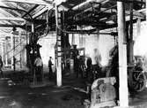 Forsbacka jernverk. Hammarsmide i manufaktursmedjan. Foto i början av 1900-talet, troligen 1907-08.