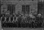 Verkstadspersonal. Nedre raden från vänster: Lindström, Vilhelm Åslund, Gustav Engström, C J Åslund, Lundvik, Hedström, A Fernström, Grandien, okänd, Th. Hedström. Övre raden från vänster: Th. Lundvik, okänd, P J Lindström, Johan Lång, Gustav Lindström, okänd, Forsberg, M Hoffman, Högman. De två pojkarna längst upp är okända.