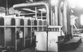 Baksidan av nya götverksugnen. Förvärmare (rekuprator) värmde luften i ugnen. Den nya ugnen togs i bruk 1957 och användes t o m nedläggningen av götvalsverket 1981. Den stod i hyttan.