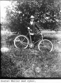 Gustav Waller med cykel.