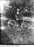 Gustav Waller med cykel.
