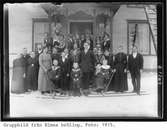 Gruppbild från Elmas bröllop. Foto: 1915. Personerna längst fram från vänster: Greta Larsson, Jonas Larsson, Anna Gustavsson, okänd, Anna Sundgren, Bricken Andersson, Ivar Eriksson, därbakom Anna Eriksson, Elma Larsson, därbakom Hanna Hammarsten, de två pojkarna längst fram Sigvard Sundgren och Oskar Sundgren, Johan Larsson, därbakom Gustav Hammarsten, Axel Sundgren, okänd, Lotta Sundgren, Tilda Lundgren, okänd, Anna Jansson född Svedvall, Johan Jansson, de två små barnen längst fram till höger okända. Längst bak från vänster: Bror Eriksson, okänd, Ture Sandgren, därbakom Lotten Sundgren, okänd, Tilda Olsson, Elis Olsson samt åtta okända personer längst till höger.