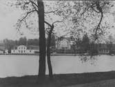 Vy av brukskontoret och herrgården i Forsbacka. Foto 1921.