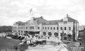 Gävle. Centralstationen. Belägen mellan Centralplan och Hamntorget, precis norr om Gavleån (plattformarna sträcker sig över ån). Genomgående järnvägsstation för persontåg. Byggnaden, en av de största i landsorten, ritades för Gävle-Dala järnvägs (GDJ) av stadsarkitekten Mårten Albert Spiering och uppfördes 1876–1877 som ersättning för den tidigare norra station som låg ute på Alderholmen. Centralstationen byggdes om år 1900–1901 under ledning av arkitekten Sigge Cronstedt. Stationen trafikerades inledningsvis endast av GDJ, eftersom rivaliteten mellan GDJ och Uppsala-Gävle järnväg var mycket stark. UGJ egna station, Gävle södra station, söder om Gavleån. Emellertid förstatligades UGJ år 1933 och SJ trafikerade i fortsättningen centralstationen. År 1937 elektrifierades spåren i samband med att sträckan Gävle–Uppsala elektrifierades
