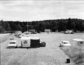 Märtas camping, Njutånger, Hälsingland. Campingen utnyttjade då idrottsplatsen i Skarplycka. I bakgrunden till vänster ses serveringsbyggnaden och till höger dansbanan.
