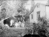 Grupporträtt i trädgården, Östhammar, Uppland