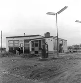 Bensinmack i Almby.
25 oktober 1955.