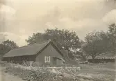 Ekonomibyggnader på Wesslö

Ladugården.

Foto: Hofrén 1925.