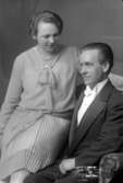 Ateljébild på en man i fluga och frack och en kvinna i klänning. Enligt Walter Olsons journal är bilden beställd av herr Svante Strömberg.