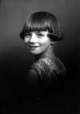 Ateljébild på en flicka i klänning. Enligt Walter Olsons journal är bilden beställd av fru A Andersson.