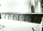 Interiör i Kristdala kyrka 1935. Bänkskam i koret. 
Å fyllningarna den yngsta samt å ramstyckerna den äldsta dekoren framkallad.
