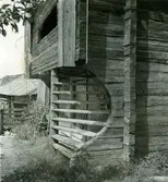 Utvändig trappa i lofthus i Bjälebo.