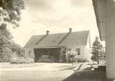 Maltebo gård.
Huvudbyggningen: gårdssidan. Putsat trähus, gult med vita hörn och foder. Uppfört omkring 1865.
