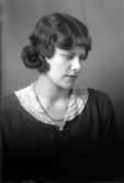 Ateljébild på en kvinna i halsband och klänning. Enligt Walter Olsons journal är bilden beställd av fröken Birgit Söderberg ifrån Hotell Witt.