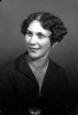 Ateljébild på en kvinna i halsband och klänning. Enligt Walter Olsons journal är bilden beställd av fröken Rut Zetterberg.