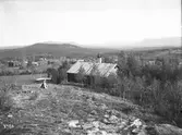 Älvdalen, Dalarna. Troligtvis Blyberg i Älvdalen och den sk.a Ryggåsstugan närmast.
