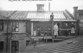 Nygatan 15. Ateljén från gårdssidan 1910. Överst Josef Porrvik, Gunnar Hermansson, Lilly Gustafsson och Judit Sundin
