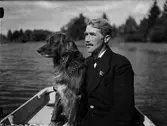 Man och hund i båt, Östhammar, Uppland