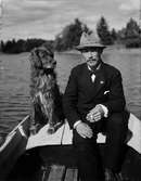 Man och hund i båt, Östhammar, Uppland