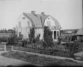 Patron Owenius villa från 1917 i korsningen mellan Nordanviksgatan och Klackskärsgatan, Östhammar, Uppland
