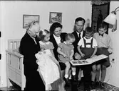 Familjen Wikfeldt med dopbarn läser saga, Gimo, Uppland