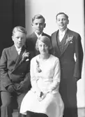 Konfirmanderna Göte Sundkvist, Sigfrid Ernberg, Karin Håkansson och en okänd

