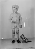 Okänd gosse visar kläder från Östanbäcks Ullspinneri. Juli 1944

